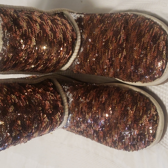 Gold UGG boots - Picture 5 of 8